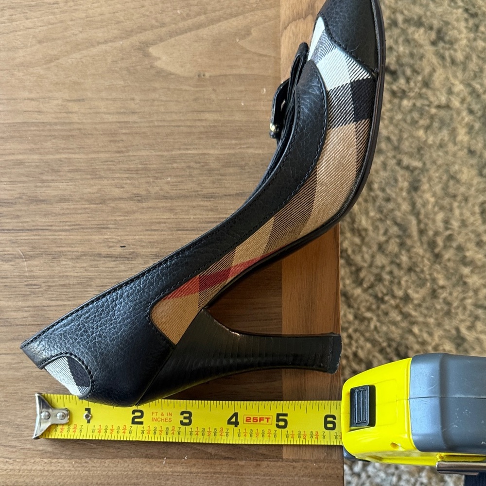 Authentic Burberry Classic Black and Tan Women's High Heel Pumps - Picture 15 of 15